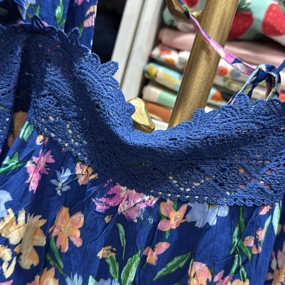 NWT Andrew By Unit Floral Crochet Top Large - Picture 3 of 5